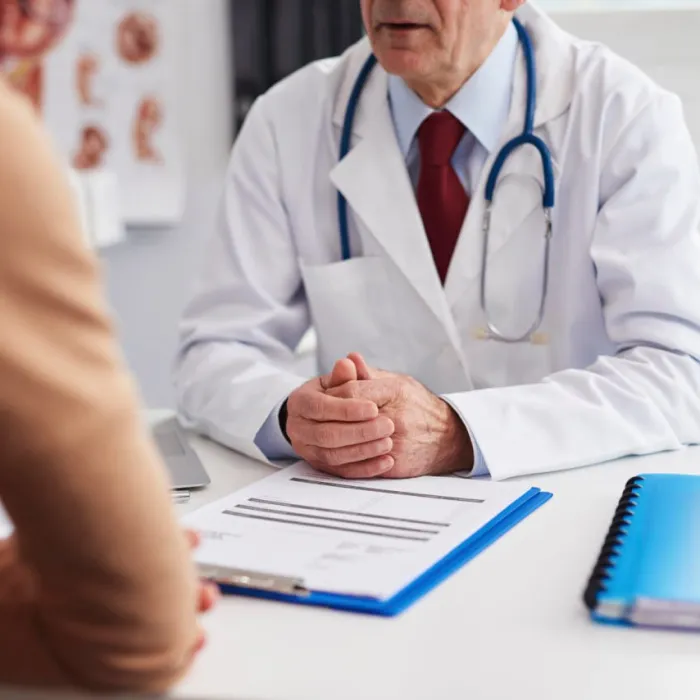 Врач консультирует пациента о лечении